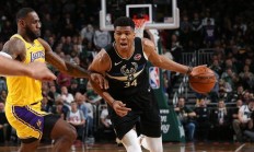 半岛体育官网app-雄鹿险胜尼克斯，保持不败