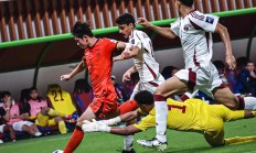 半岛体育新闻-亚洲足球赛场上发生轮番交锋的激动一幕