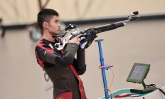 运动员在比赛中展现出非凡技巧和实力