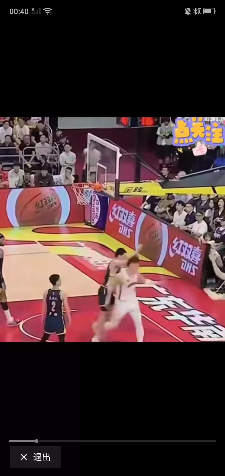 比赛中球队经历激烈对抗，最终取得胜利
