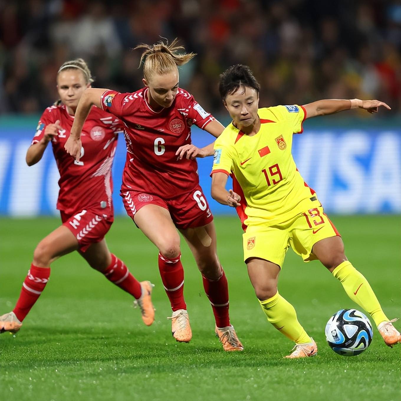 中国女足队员信心满满，展现出强大实力