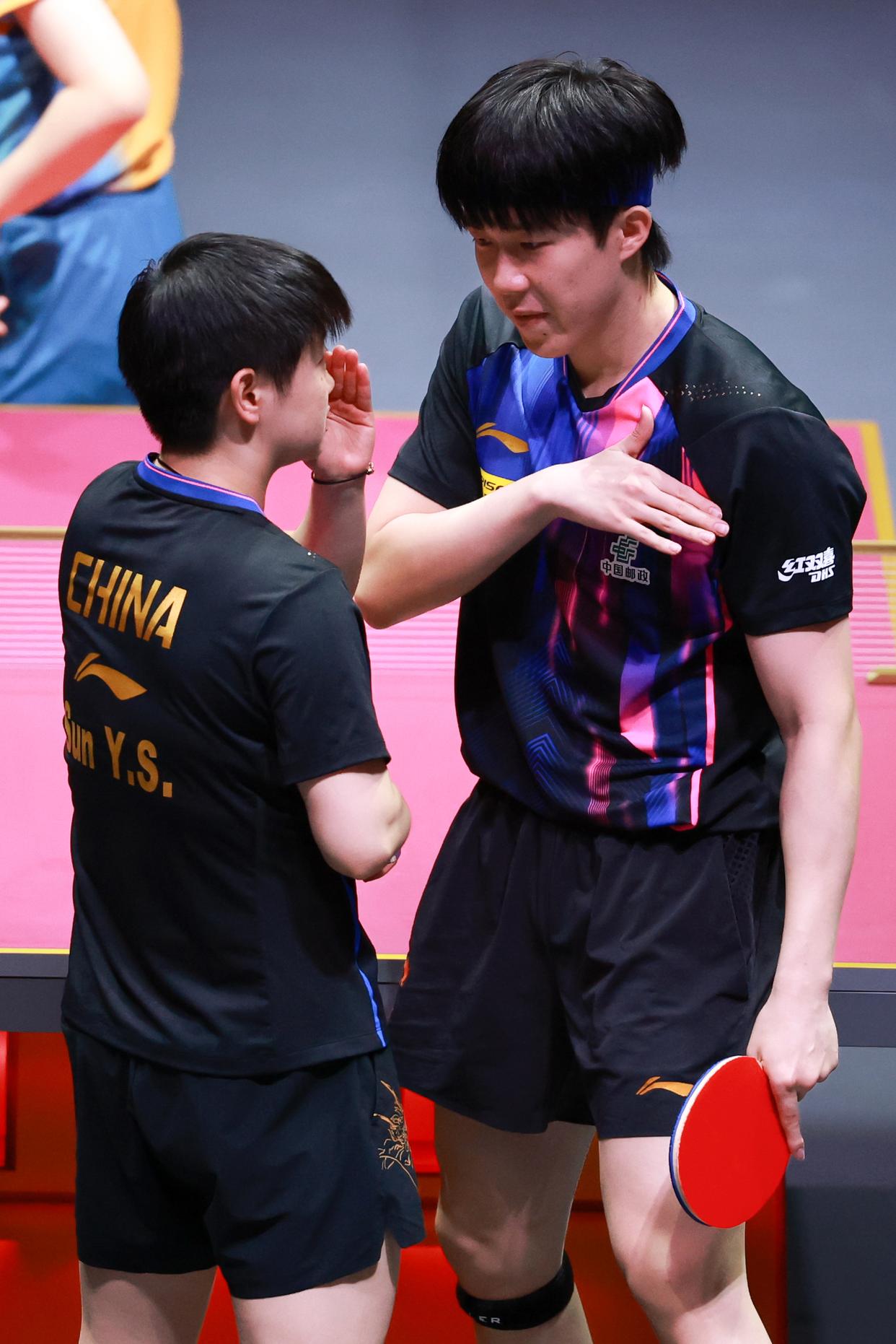 乒乓球混双决赛选手技艺精湛