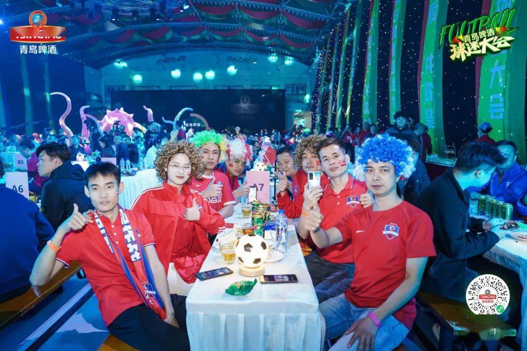 球迷聚集观看比赛风采,场面热闹欢腾 球迷聚集观看比赛风采,场面热闹欢腾