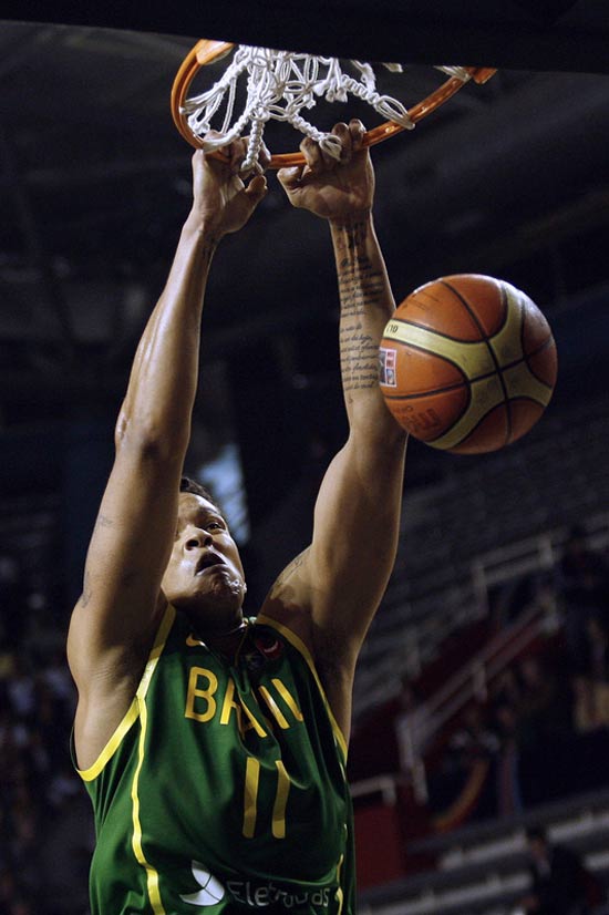 古巴队在篮球比赛中搏击到底