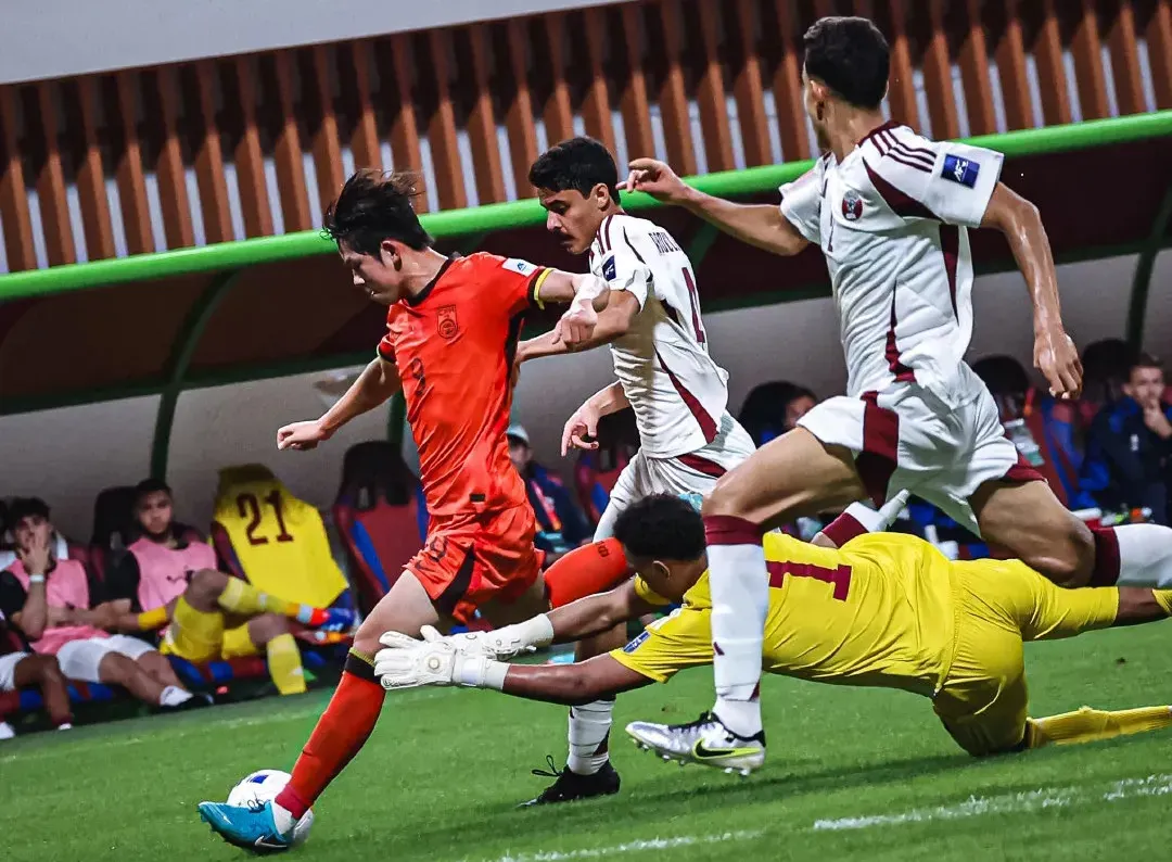 亚洲足球赛场上发生轮番交锋的激动一幕 亚洲足球赛场上发生轮番交锋的激动一幕