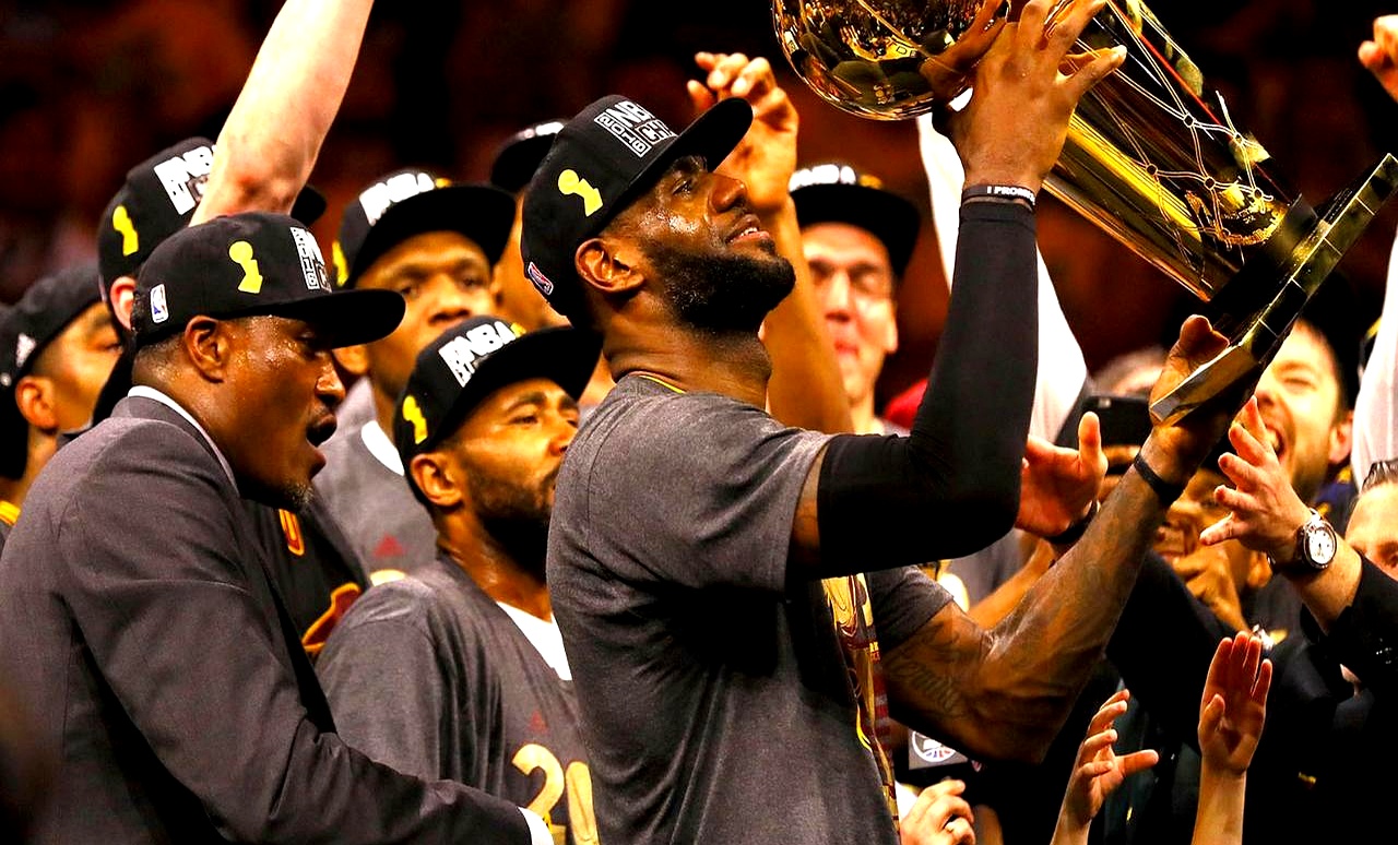 体育战场上勇士翻过重重困难，成功夺金